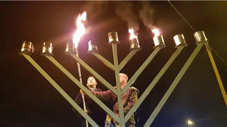 Зажжение ханукии (файл)