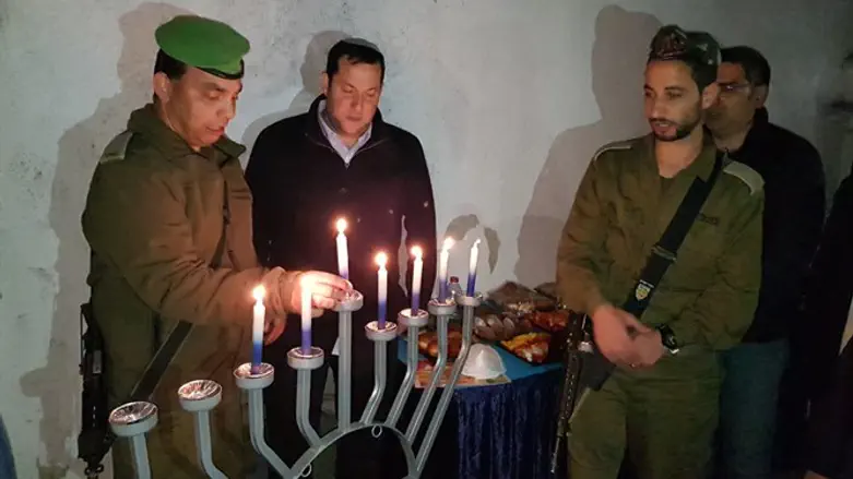 Зажигание ханукальной свечи у гробницы Иегошуа бин-Нуна