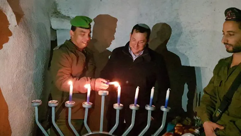 Candle lighting at Joshua's tomb