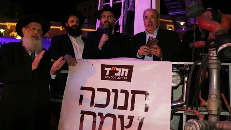 Зажигание ханукальных свечей в Иерусалиме