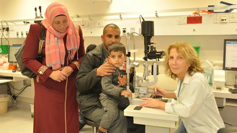 פרופ' גייר בודקת את עבדלחי יחד עם הוריו