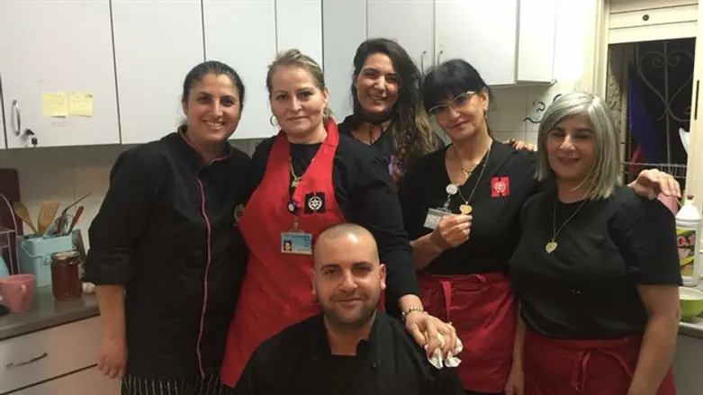 צוותי המטבח של הדסה בדרך לשמח במוסד השיקומי