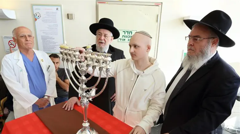 הרב לאו בטקס הדלקת הנרות בבית החולים שניידר