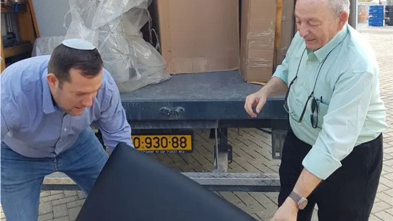 ויסמן ודגן פורקים ממשאית הציוד