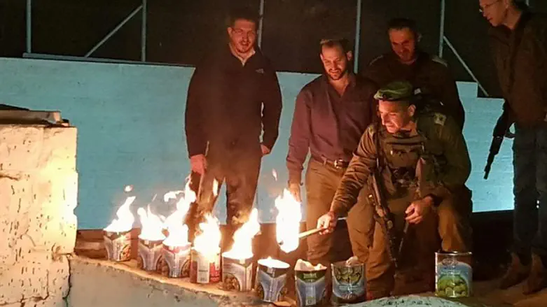 המח"ט מדליק נר שמיני