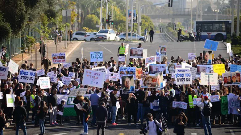 לפחות היו מחלקים לנהגים אקמול. עובדי טבע חוסמים כביש בפ"ת