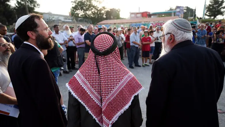 Jews and Arabs pray together in Gush Etzion