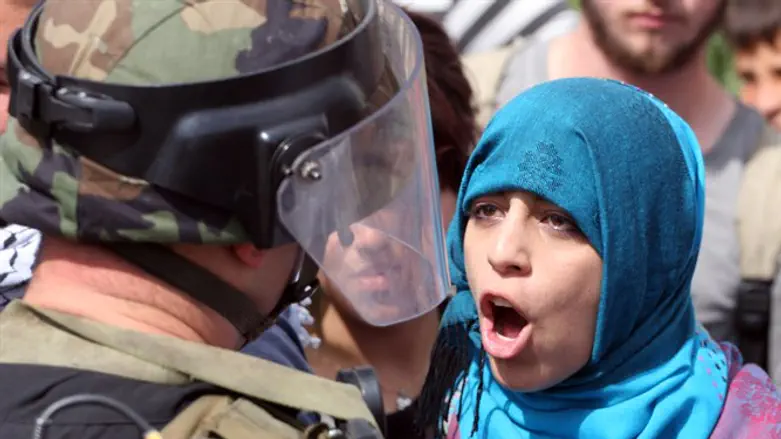 Arab woman with IDF soldier