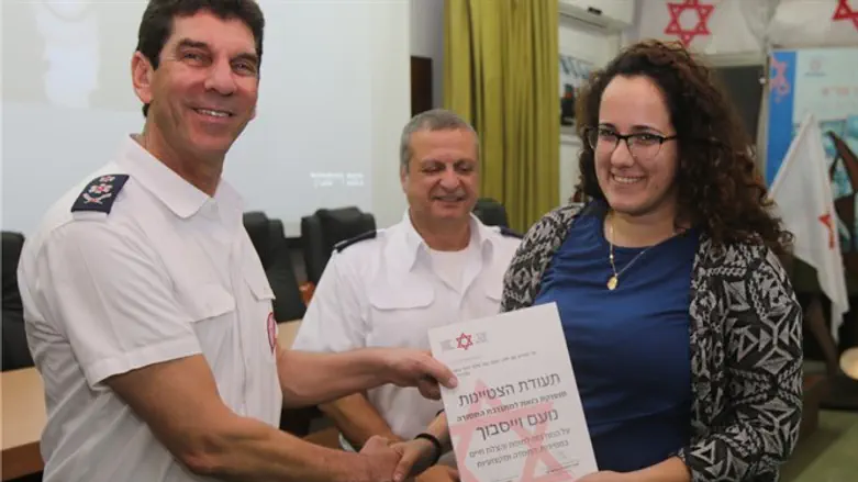 המתנדבת נועם וייסבוך מקבלת תעודת הוקרה