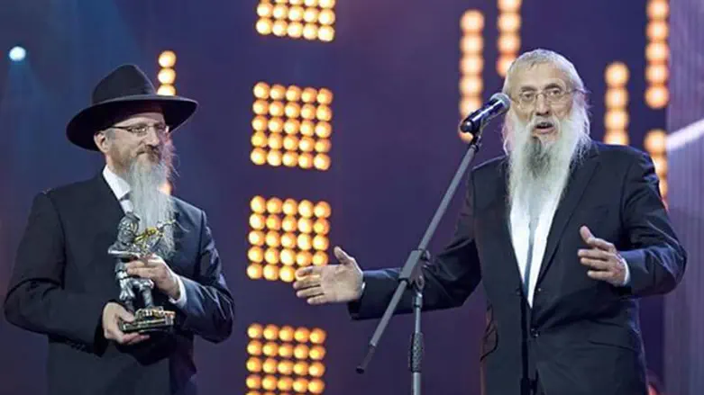 Рабби Менделевич получает награду