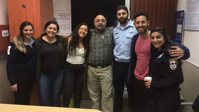 התייר וילדיו בתחנת המשטרה