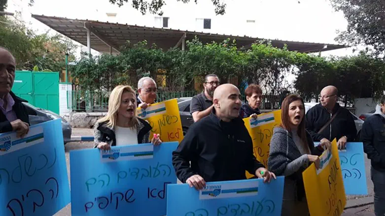 מחאות מול הבית