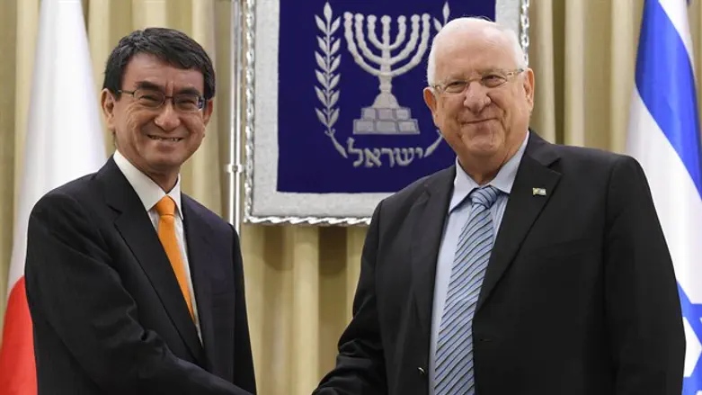 Israeli President Reuven Rivlin with Japanese Foreign Minister Tarō Kōno