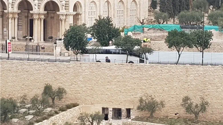 הכנסייה ופתחי המנהרה