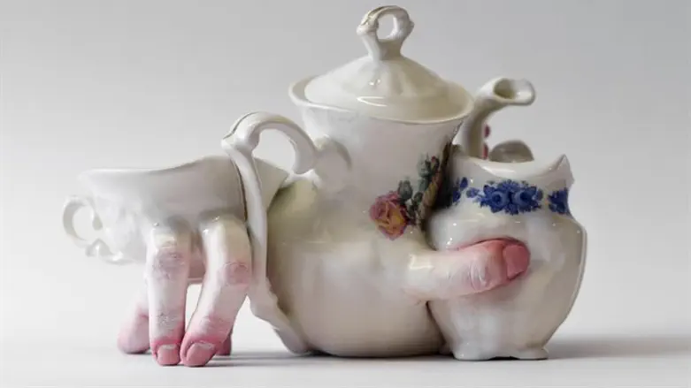 אנו מכריזים בזאת