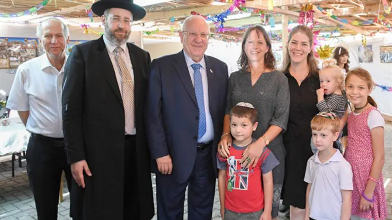 מיכל סלומון מימין, הדס מזרחי, ראובן ריבלין והרב לאו