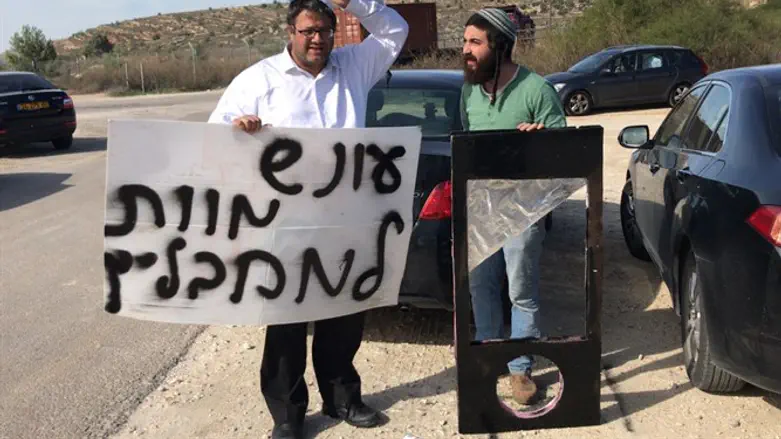 Guillotine display at Ofer court