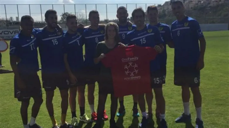 אורית מרק עם בניון ושחקני הקבוצה