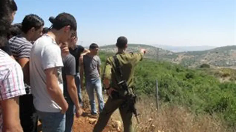 חייל מגדוד חרב עם בני הנוער