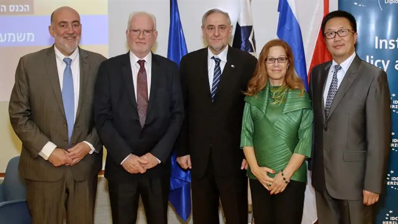 זינגר (במרכז) במהלך הכנס