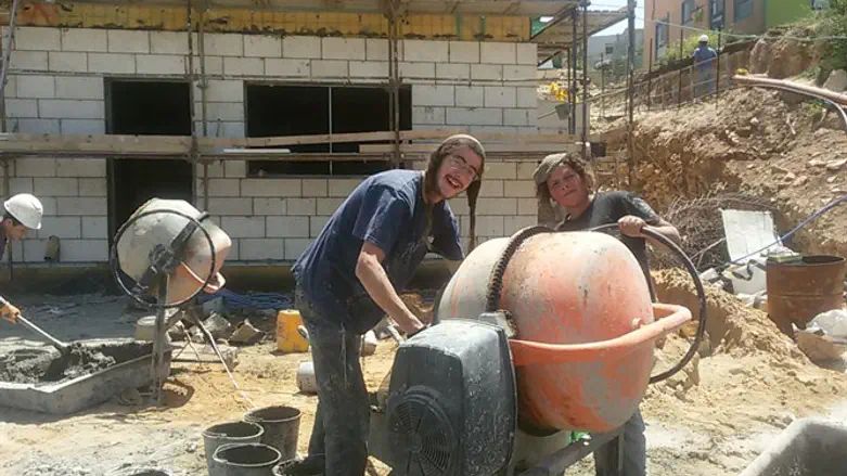 "אנחנו לא פוגעים בציבור הערבי ולא פוסלים אותו, אלא רק אומרים שעניי עירך קודמים"