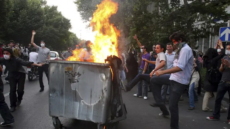 מפגינים בטהרן בשנת 2009