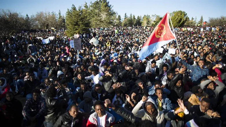 Thousands of infiltrators protest outside Knesset