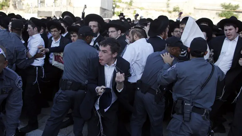 שוטרים פועלים בהפגנת חרדים. תמונת ארכיון