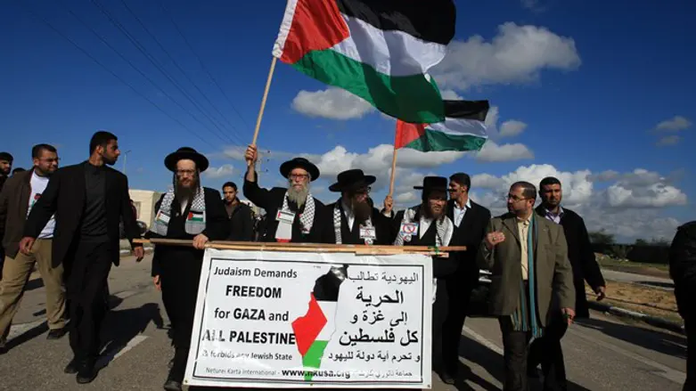 Демонстрация членов движения "Нетурей Карта". Иллюстрация