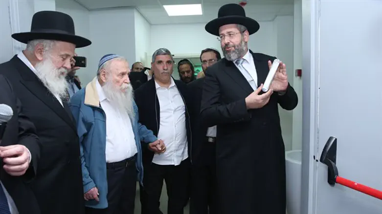 הרב לאו בקביעת המזוזה