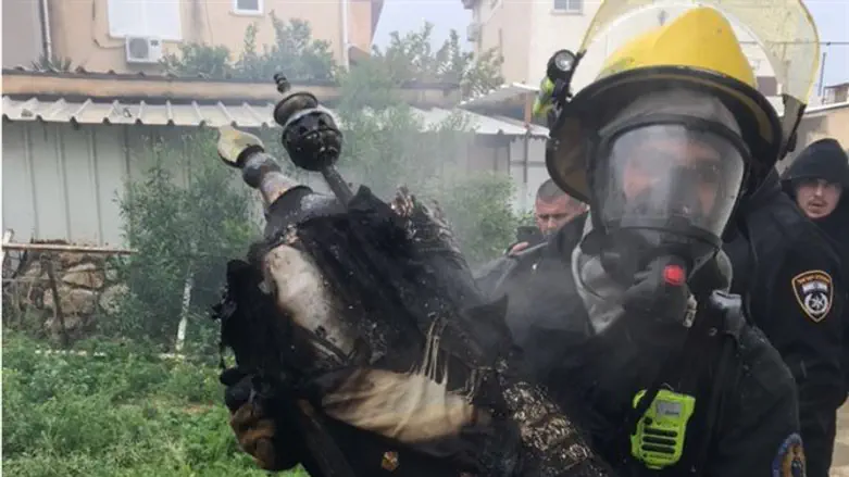 אחד מספרי התורה שהוצא מבית הכנסת