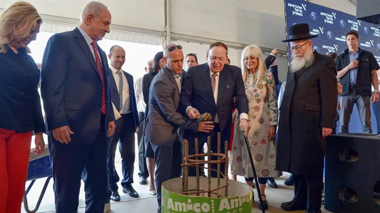 אישור לפקולטה. הנחת אבן הפינה לבית הספר לרפואה באוניברסיטת אריאל