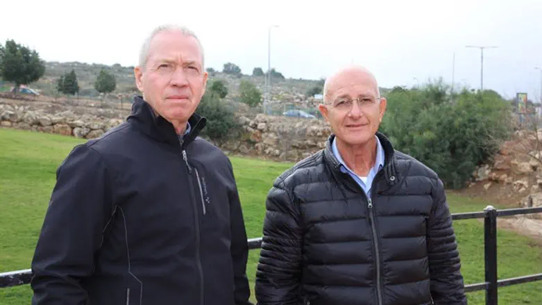 Minister Galant (L) with Ariel Mayor Shviro