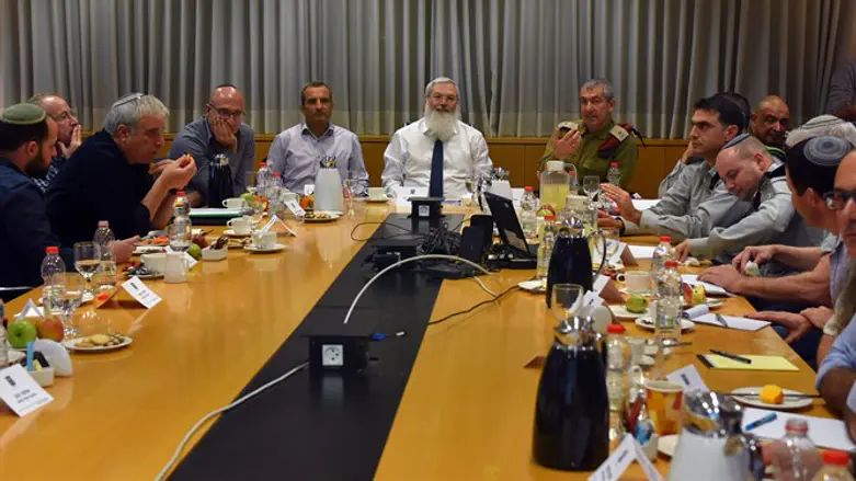 הדיון שנערך במשרד הביטחון