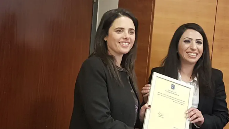 שקד והרשמת החדשה