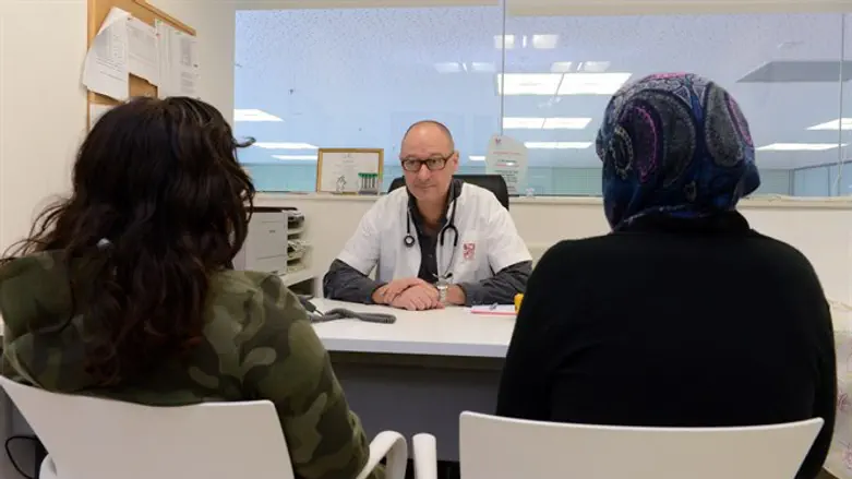 האם מעזה (מימין) בשיחה עם ד"ר איזנשטיין