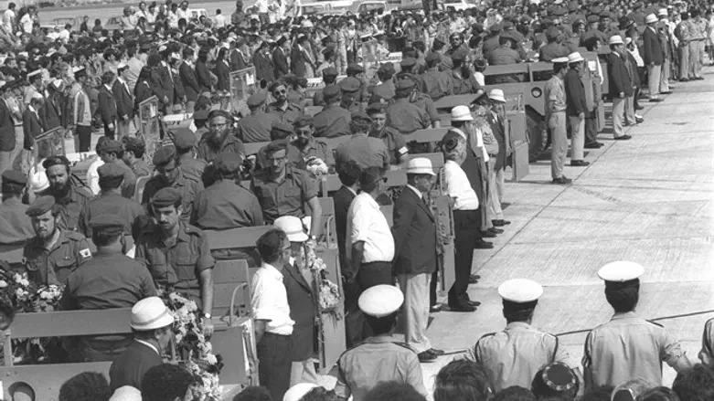 Receiving the coffins from the Munich massacre