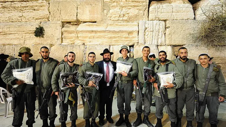 החיילים עם הרב יוסף עמאר