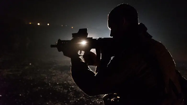 Боец бригады "Голани" в походе
