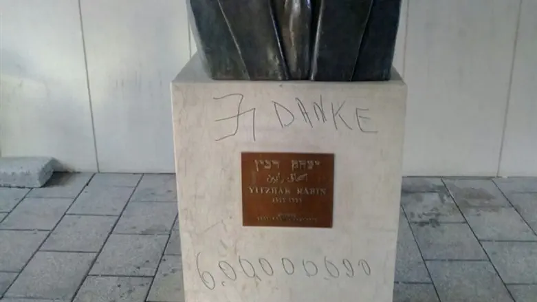 פסל רבין שהושחת