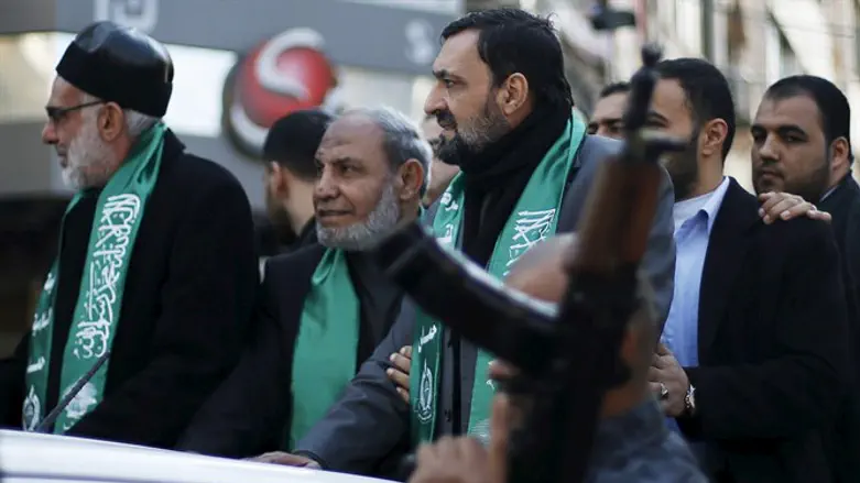 Senior Hamas leaders Emad al-Alami (R) and Mahmoud Zahar (C)