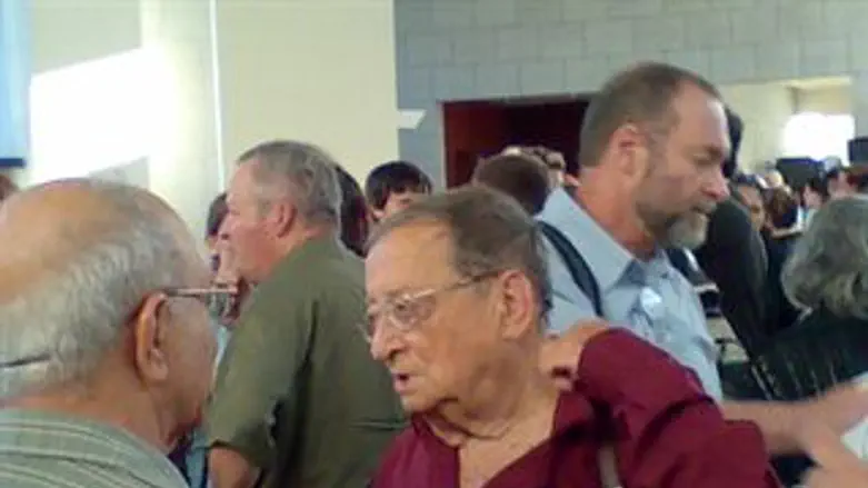 הזוכה. עזריה אלון