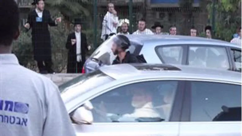 השר ישי מוברח מהפורעים במאה שערים