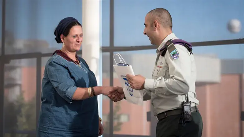 המח"ט עם אלמנתו של אברהם אשר חסנו הי"ד