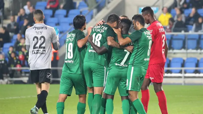 שחקני חיפה חוגגים בניצחון על רעננה הערב