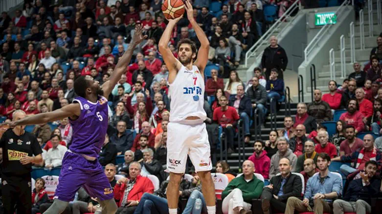 פרפרוגלו הערב מעל יאנג בארנה