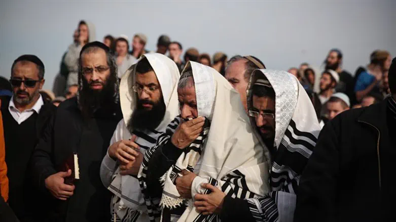 "שמחה ומאור פנים שאין כדוגמתם". הלווייתו של הרב רזיאל שבח הי"ד