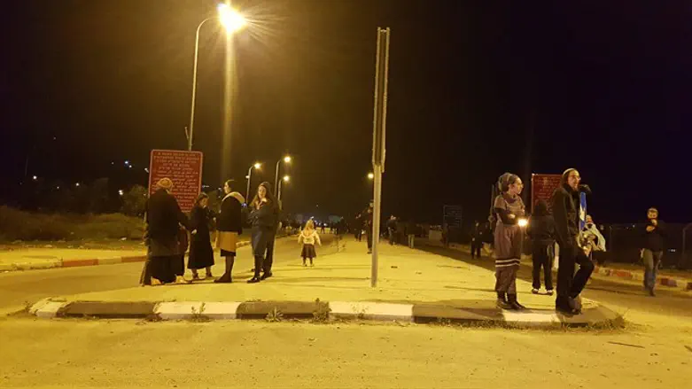 יהודים מפגינים בכניסה לשכם