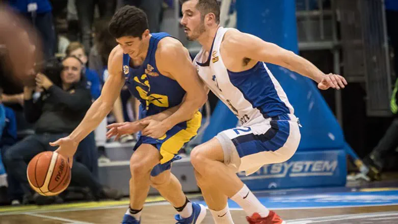 ג'ון דיברתולומיאו עובר את הרצליה, הערב