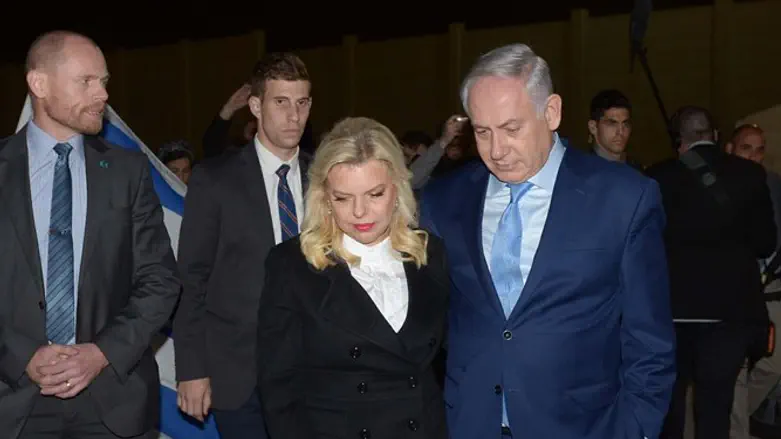 Семья Нетаньяху на их пути к самолету